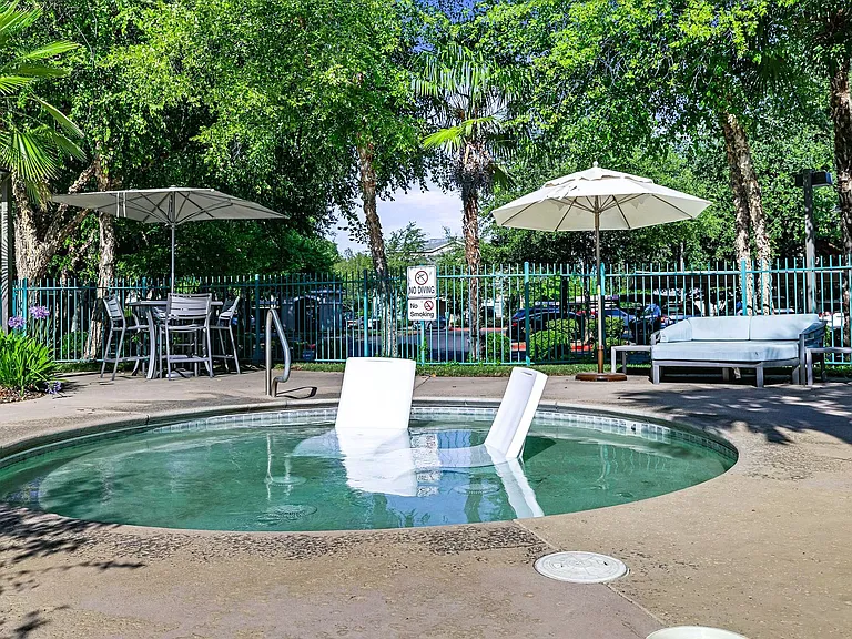 Sterling Oaks Luxury Apartments — Photo 84