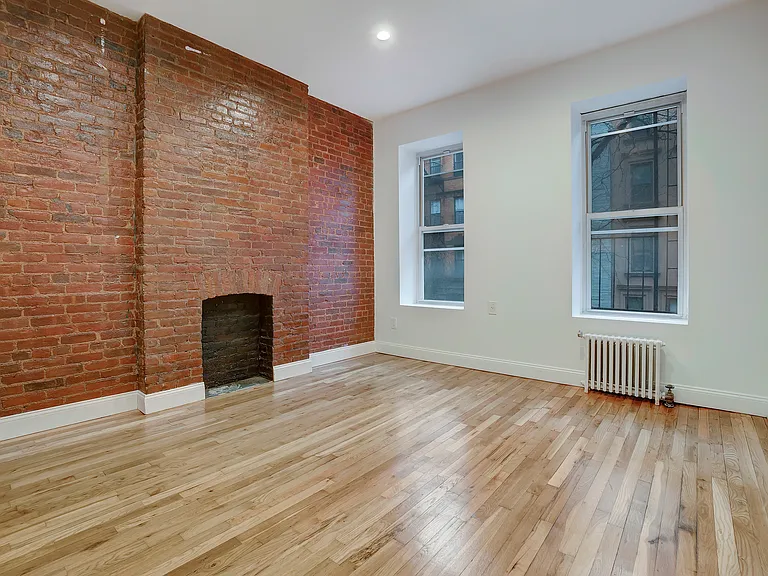 323 W 47th St #2B — Photo 2