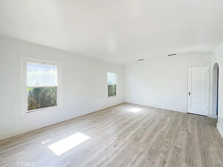 335 W Hillcrest Blvd — Photo 5