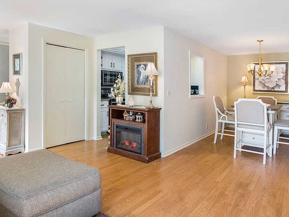 5th image of 792 Brook Village Ct