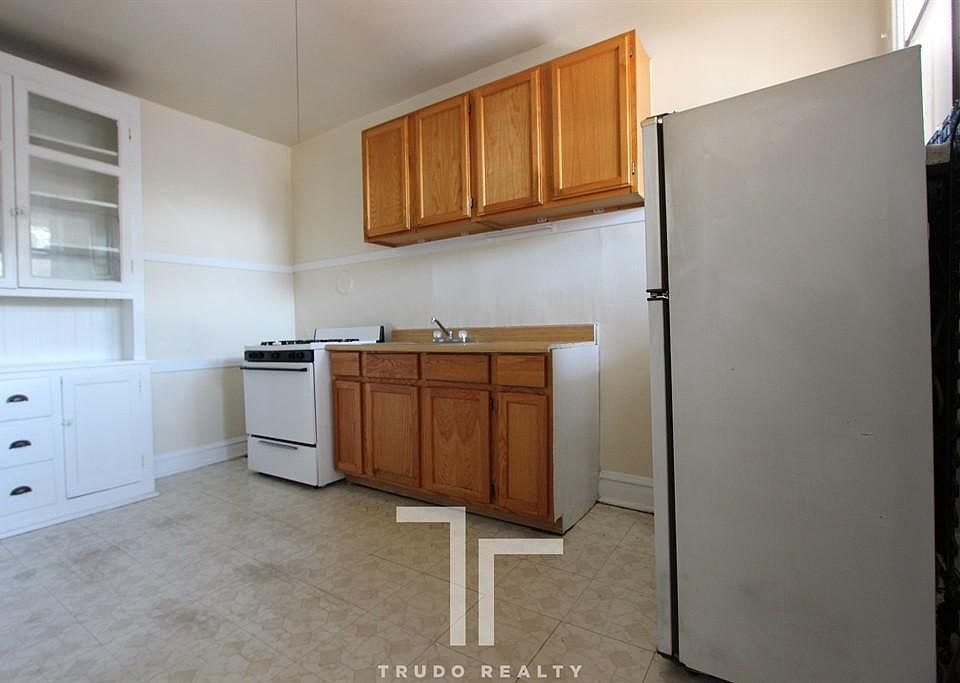 2nd image of 2604 W Gunnison St