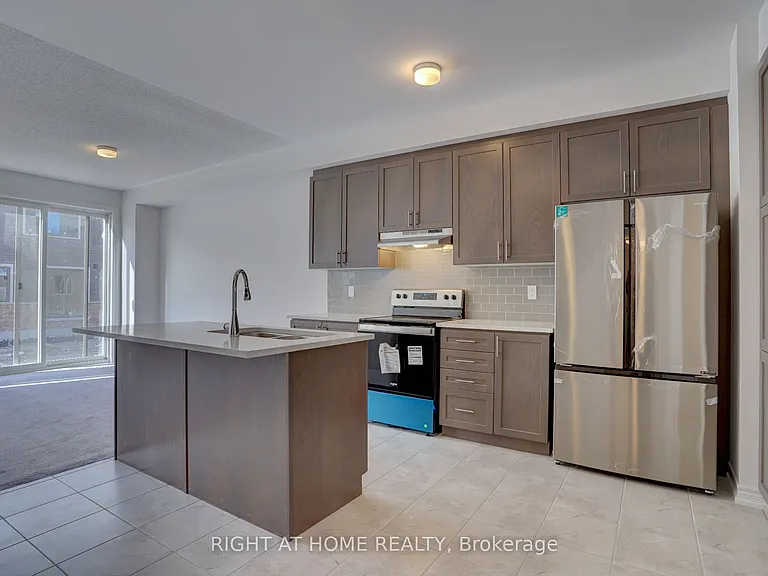 2038 Cameron Lott Cres — Photo 5