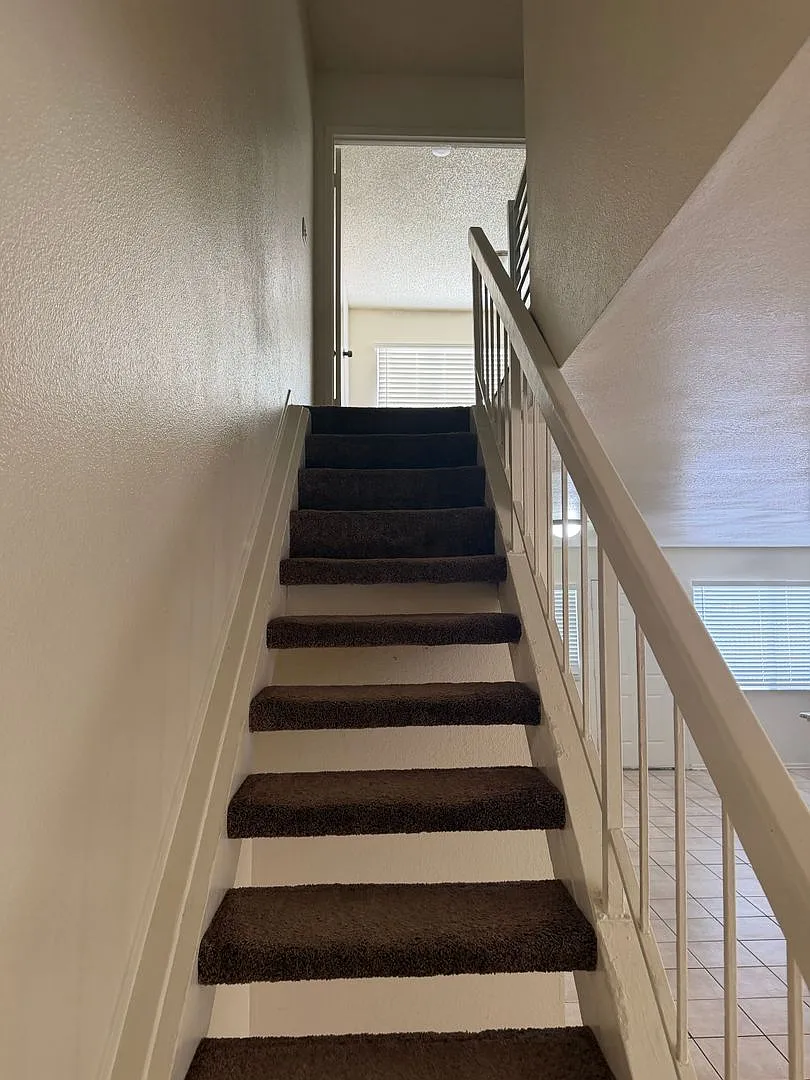 2story Townhouse 4bed, 1 1/2 Baths — Photo 2