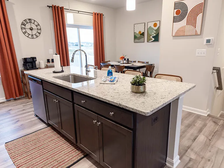 525 Seeback Dr — Photo 8