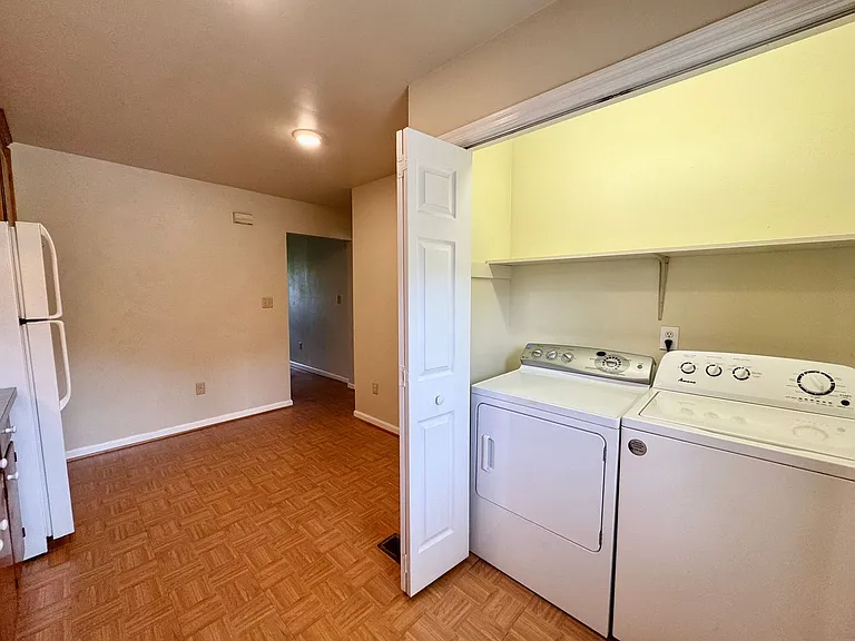 124 E Ferrell St — Photo 5