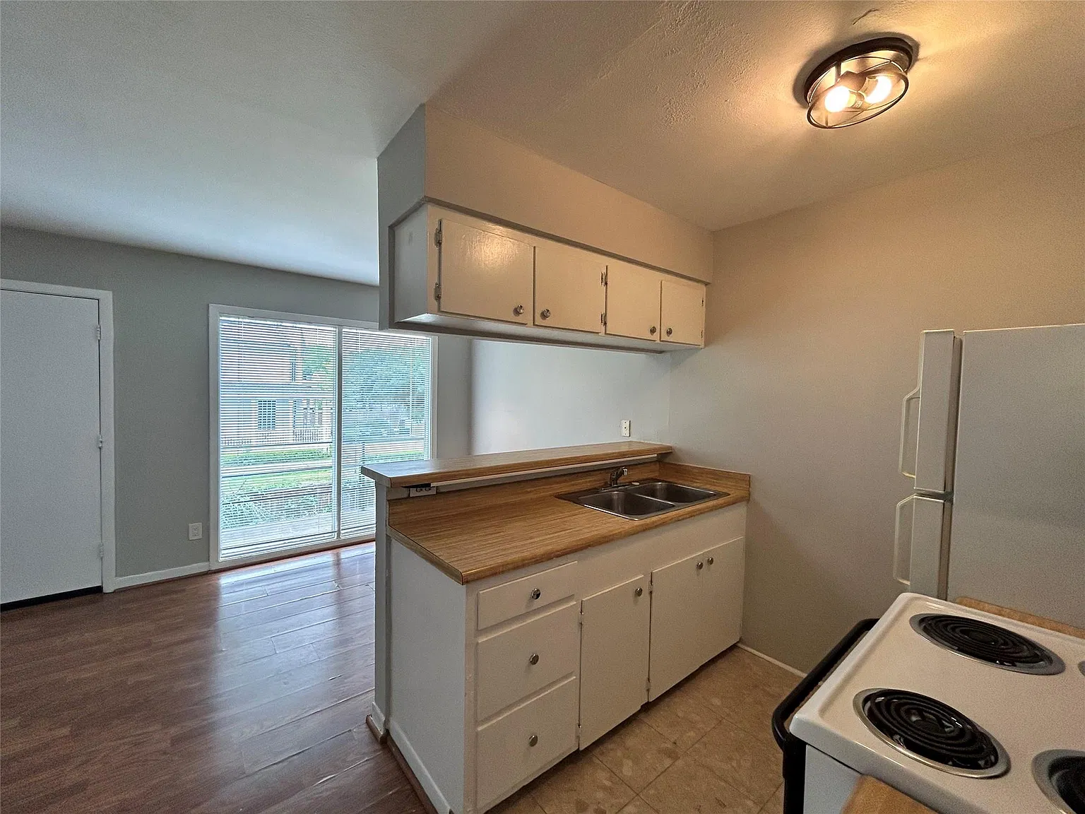 1 bed, 1.0 bath, 650 sqft, $895 — Photo 3