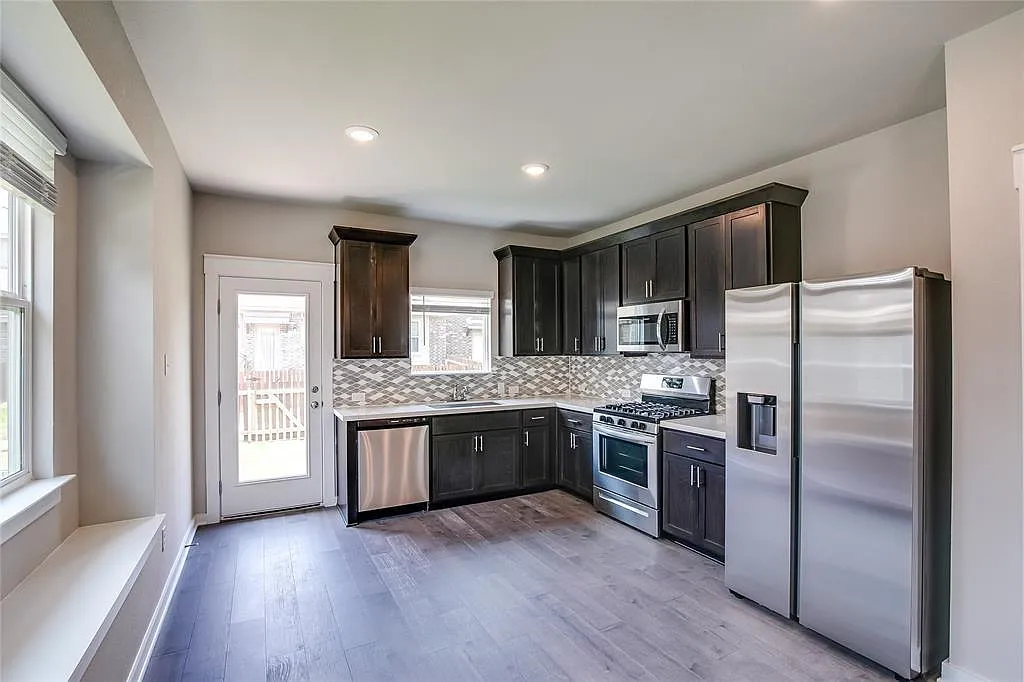 4 bed, 2.5 bath, 2124 sqft, $2,250 — Photo 4