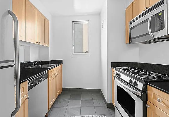 3rd image of 308 E 38th St APT 10A