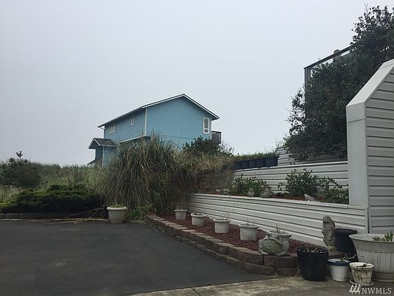 3rd image of 407 W Lands End Ln