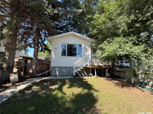 1050 Hochelaga STREET W, Moose Jaw, SK S6H 2H9