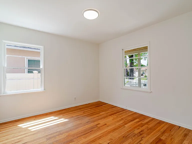 4950 Newcastle Ave — Photo 15