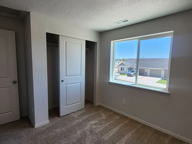 922 SE Starview Ave — Photo 7