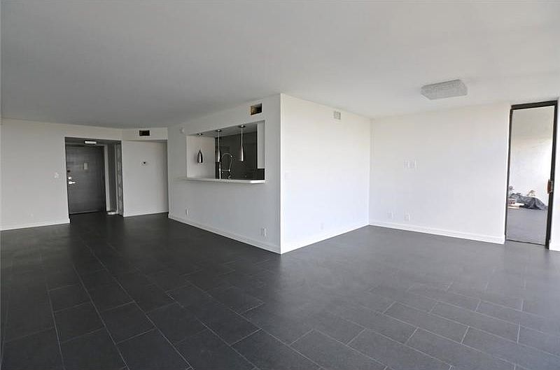 2nd image of 1000 Parkview Dr #6