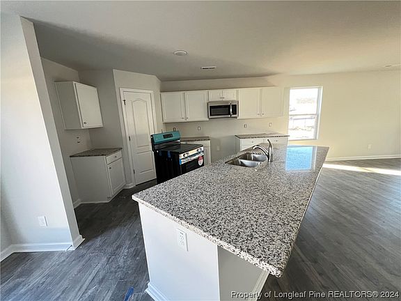 5th image of 944 Sapphire Stone Ln