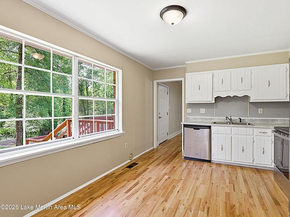 4th image of 818 Godwin Rd