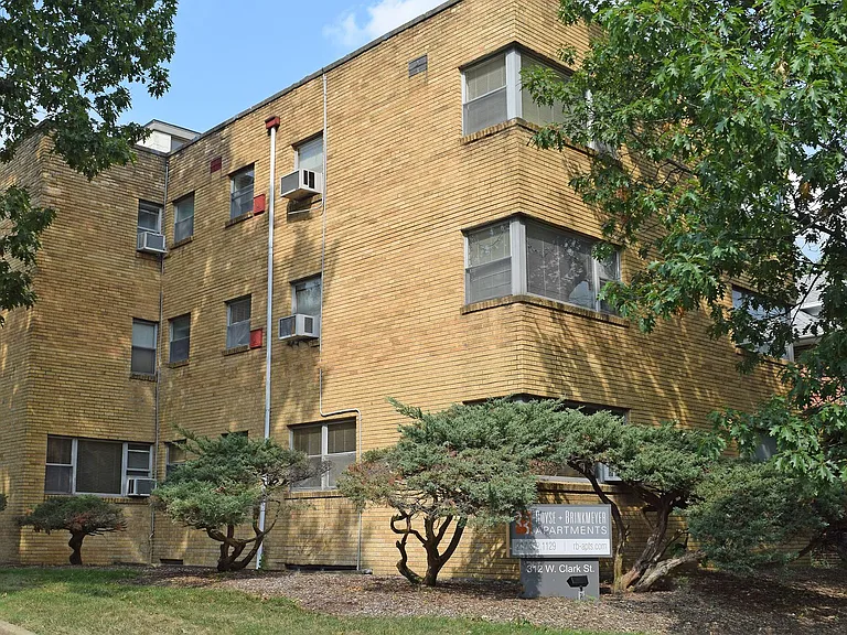 312 W Clark St — Photo 1