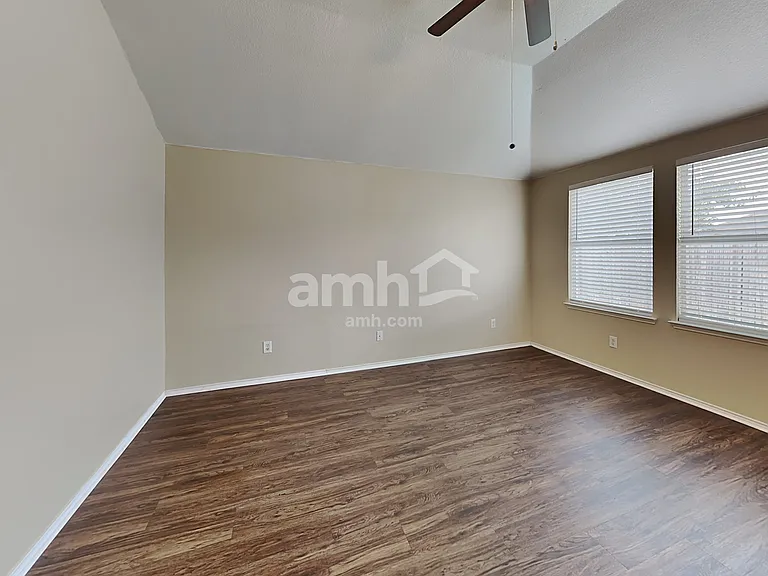 530 Hickory Ln — Photo 11
