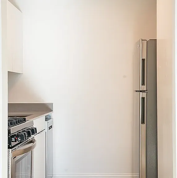 1964 1st Ave #4A — Photo 2