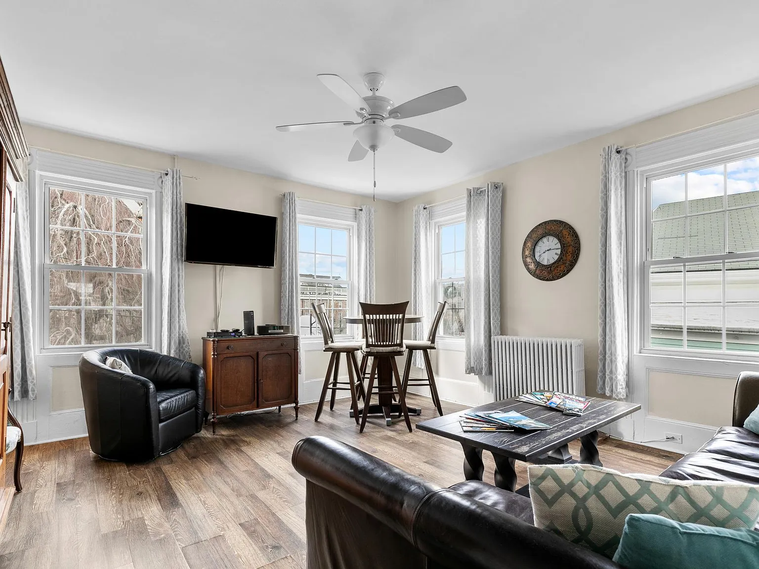 3 bed, 933 sqft, $2,750 — Photo 3