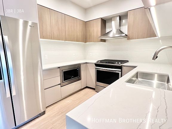 3rd image of 11837 Mayfield Ave #204A