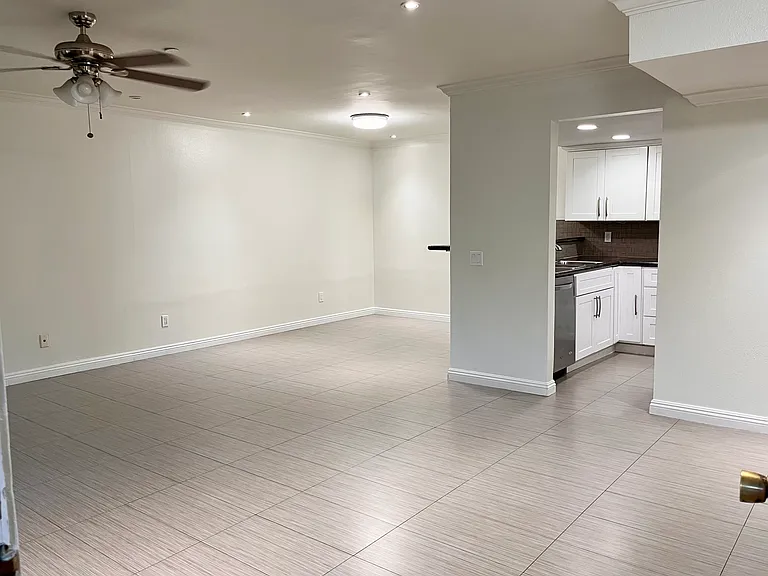 500 E Del Mar Blvd #30 — Photo 11