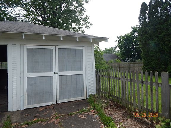 4th image of 206 Mohican Ave