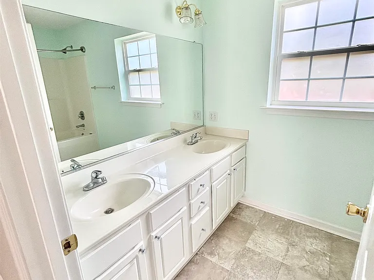 2400 Monroe St — Photo 15