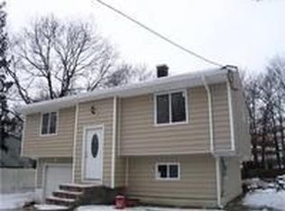 34 Wayside Ln, Selden, NY 11784