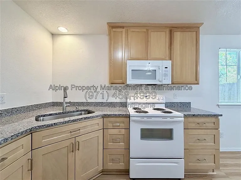210 NW Connell Ave — Photo 8