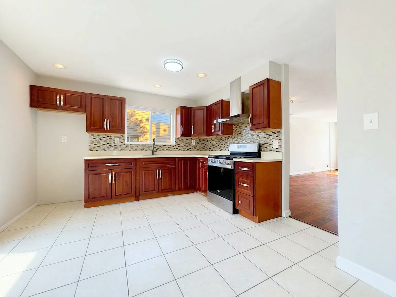 904 Rockland Ave — Photo 4