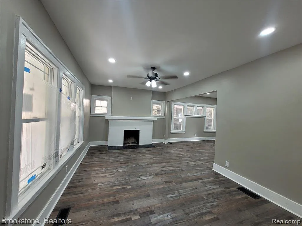 4 bed, 2.0 bath, 2636 sqft, $1,700 — Photo 4