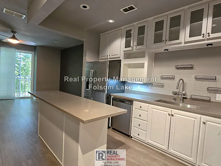 405 Harriet Ln — Photo 4