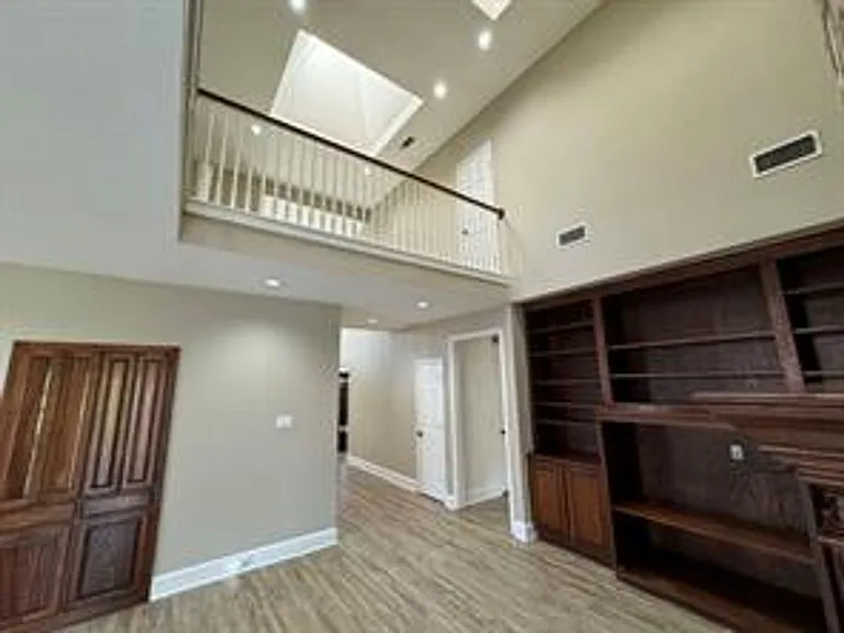 1100 Hunters Creek Dr — Photo 8