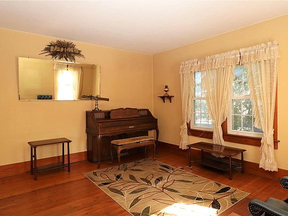 5th image of 651 Fairfax St