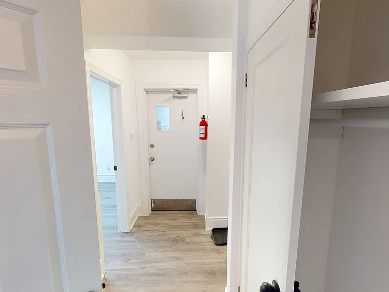 1152 Gerrard St E — Photo 26