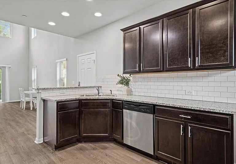516 E Slaughter Ln — Photo 17