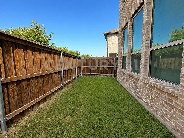 1131 Queensdown Way — Photo 14
