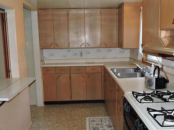 4th image of 204 Pioneer Ave
