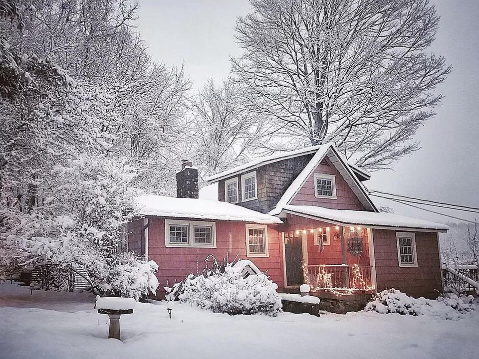 Town Of Woodstock Storybook Cottage. Completely renovated on private road.