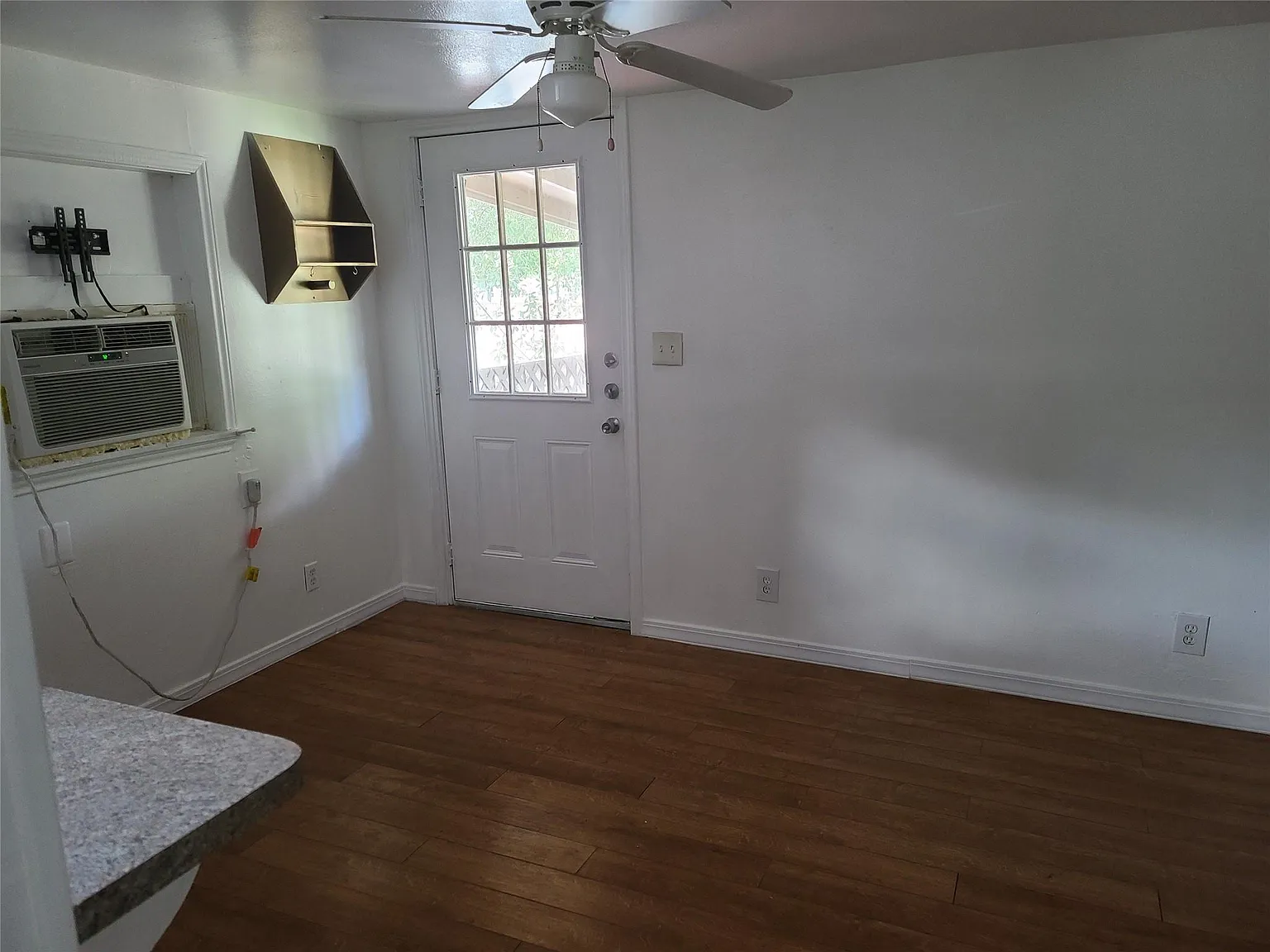 1 bed, 1.0 bath, 324 sqft, $900 — Photo 4