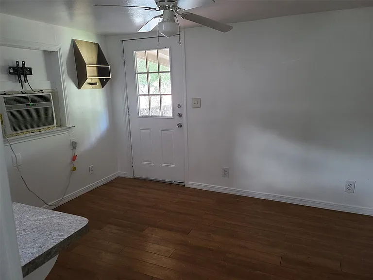 410 N Avenue D — Photo 4
