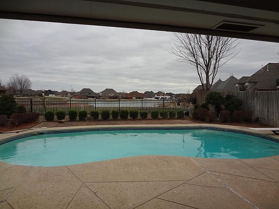 3rd image of 707 NW Micklegate Blvd