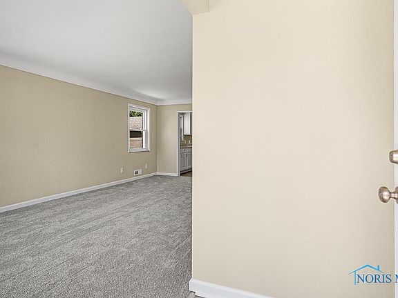 3rd image of 4226 Lyman Ave