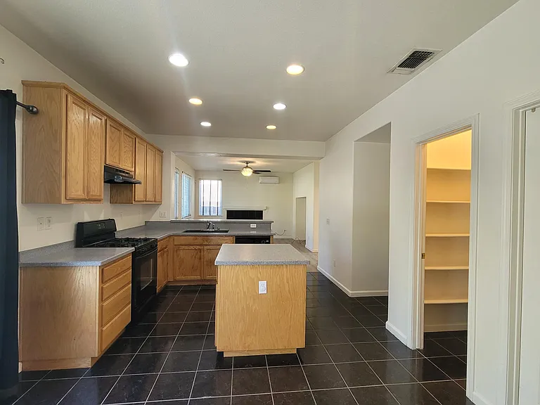 415 Zinnia Ct — Photo 14