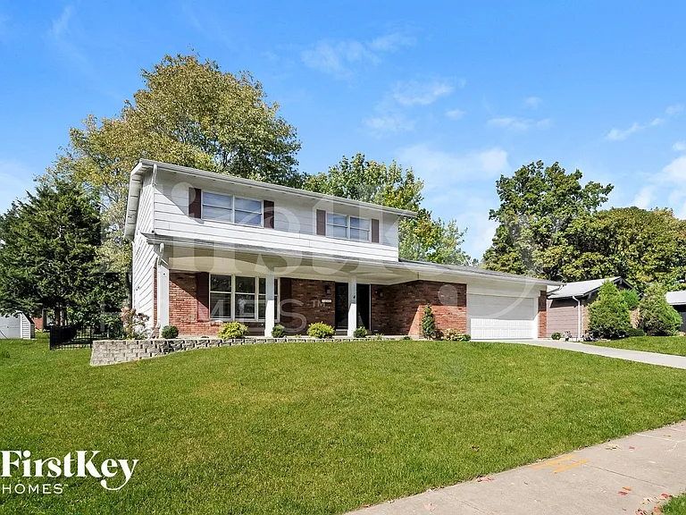 1005 Lancaster Dr — Photo 2