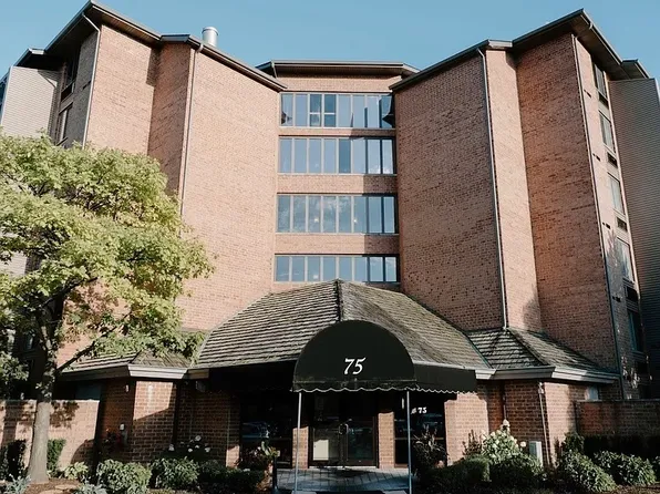 75 Kristin Cir APT 126, Schaumburg, IL 60195