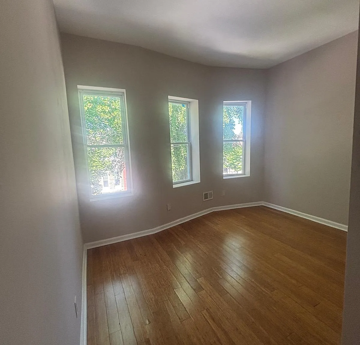 1925 Oakhill Avenue - 1 — Photo 2