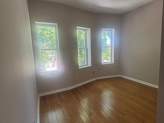 2nd image of 1925 Oakhill Ave #1