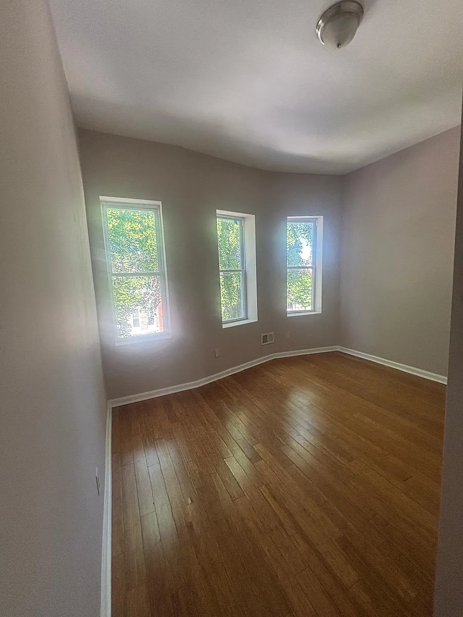 Building Photo - 1925 Oakhill Ave #1
