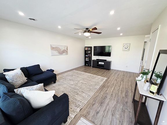 3rd image of 304 Palomino Ln